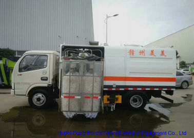 China Tauschen Sie angebrachte Straßen-Leitschienen-Kehrmaschine für Straßen-Zaun-Reinigung mit Wasser der Bürsten-1000L fournisseur