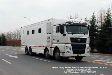 China Mobiler kampierender LKW SITRAK im Freien mit Unterbringungspackwagen des Wohnzimmers fournisseur